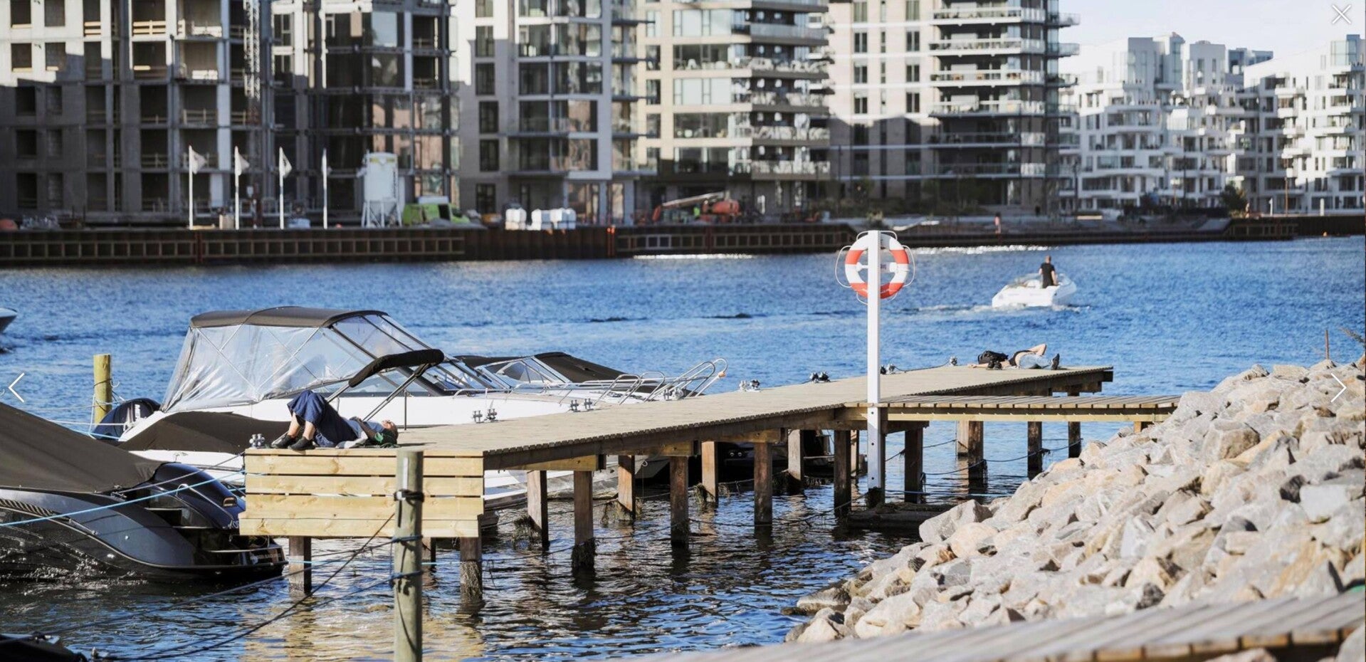 Bådebro med både i Københavns Havn ved Islands Brygge Syd